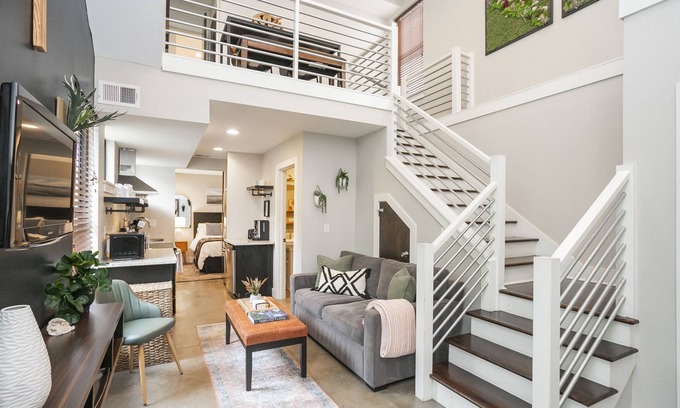 The Nations Condo | Sit Under the Stars on a Townhouse Roof Deck - 11 mins to Downtown!