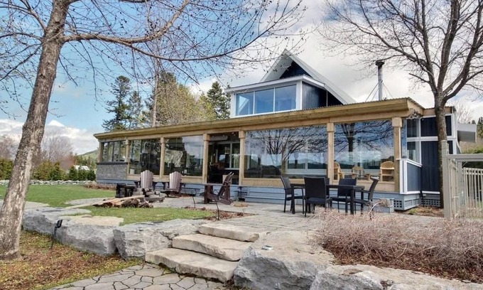 L'Anse-Saint-Jean House | Située en bordure de la Rivière Saint-Jean et le Fjord du Saguenay . 4 chambres