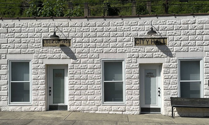 Matewan House | Situated in downtown, Matewan it is near all restaurants, museums and shops.