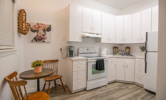 Meridian Apartment | Situated in Old Town Meridian, shopping, dining, bars and more!