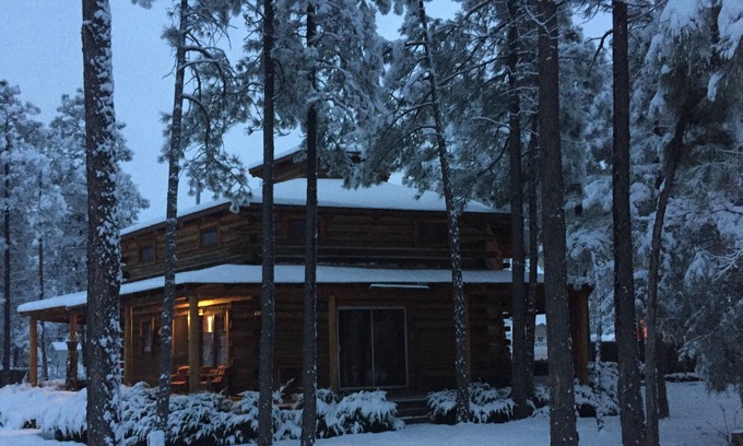 Pinetop-Lakeside Cabin | Six Pines Lodge Work Remote w/ Pets - 2 FAB desks!
