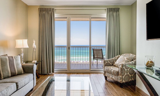 Fort Walton Beach Condo | Sixth Floor, Oceanfront Gulf-Front Condo w/Shared Pool
