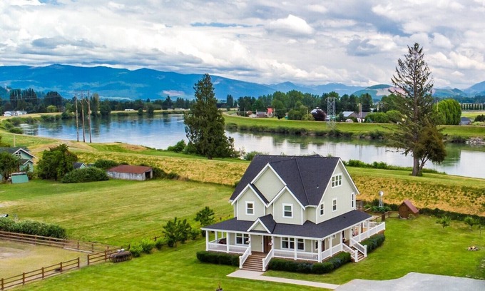 Mount Vernon House | Skagit River Farmhouse