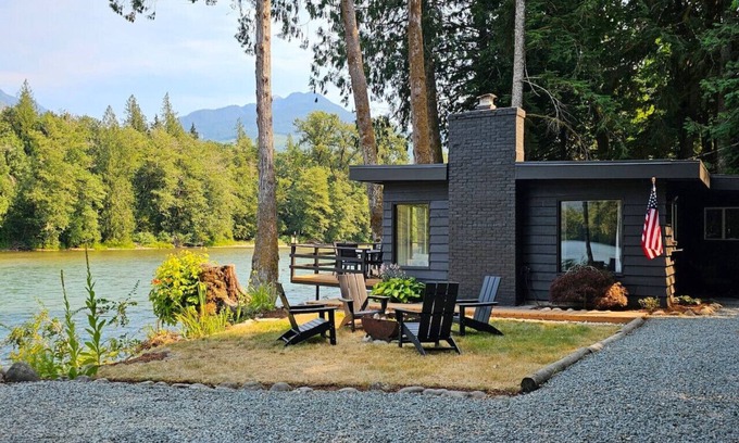 Marblemount House | Skagit Riverhouse Retreat- Dogs welcome, Hot Tub