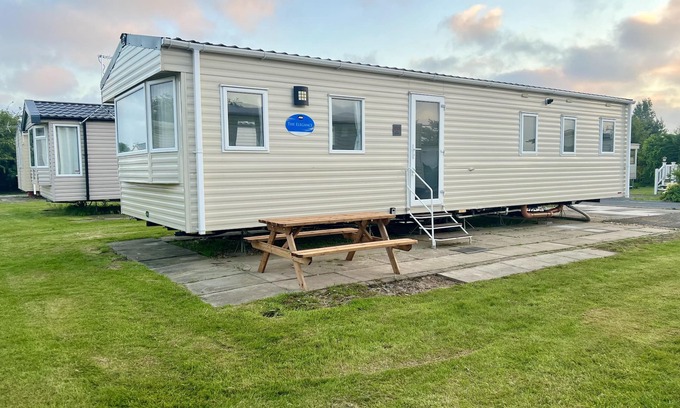 Skegness Cabin | Skegness - Sleeps 8 - Pet Friendly - Parking