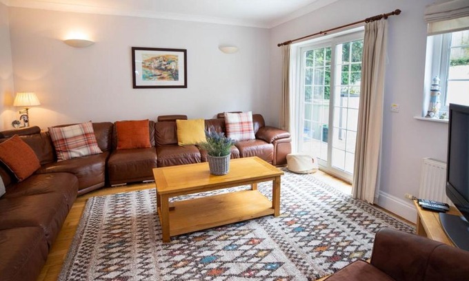Saundersfoot House | Skerry Back - Six Bedroom House, Sleeps 12