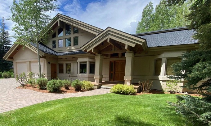 Elkhorn Village House | Ski bus stops at front door, court sports and indoor game room, bike path