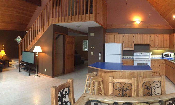 Revelstoke Ski Chalet | Ski Chalet at Base of Revelstoke Mountain Resort - walk to gondola