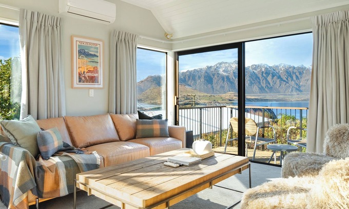 Fernhill House | Ski Chalet Vibe - Stunning Lake & Mountain Views!