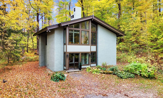 Stratton Mountain Ski Chalet | Ski Haus @ Quartermile 3 mins from Base/shuttle King Beds with Private Baths