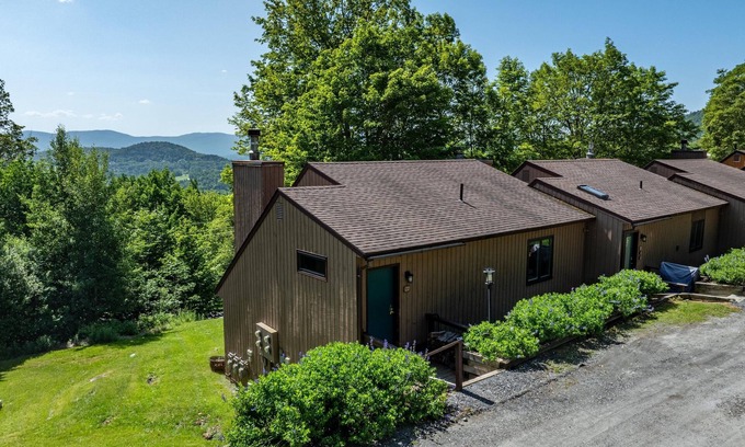 Warren Condo | Ski Haven: 2 Living Rooms, Easy Slope Access