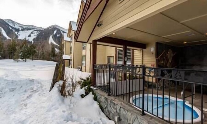 East Kootenay Condo | Ski-In/Mountain Views/Hot Tub/AC