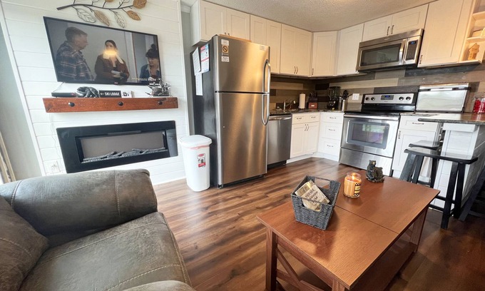 Snowshoe Condo | Ski In/Out - 2 Queen Bedrooms + 2 Bunk Beds - Perfect for families with kids