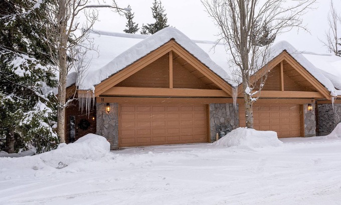 Whistler Village House | SKI IN/OUT access | Luxury 5BR | Renovated 2025 | Hot Tub | Garage | Managed By Aloha Whistler