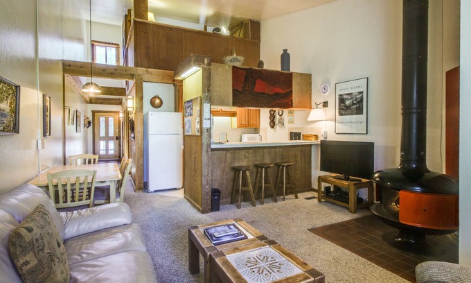 Truckee Condo | Ski-in/out condo with pool, hot tub, sauna & breathtaking views - dog-friendly