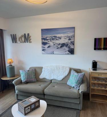 Saint-Pierre-de-Clages Apartment | Ski in out G2 Alps studio by Jolidi