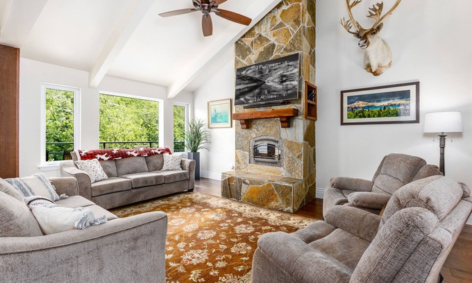 Alyeska Condo | Ski-in/out home with fast WiFi, mountain views & deck - near hiking & town