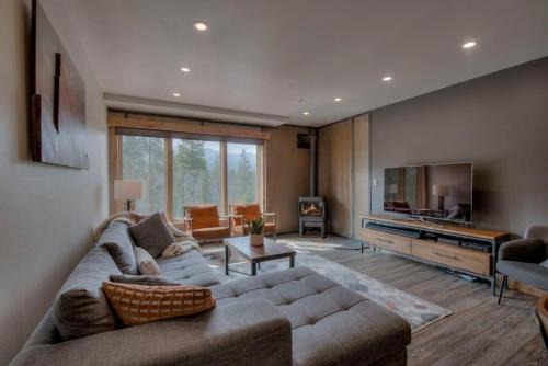 Warrior's Mark West House | Ski In Out Townhome with Hot Tub and Lovely Mtn Views