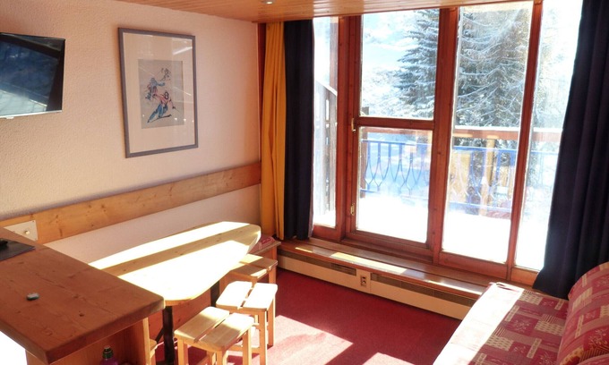 Arc-1800 Apartment | Ski-In/Ski-Out Duplex - Sleeps 6 - Balcony, WiFi, Pet-Friendly, Close to Shops & Lifts