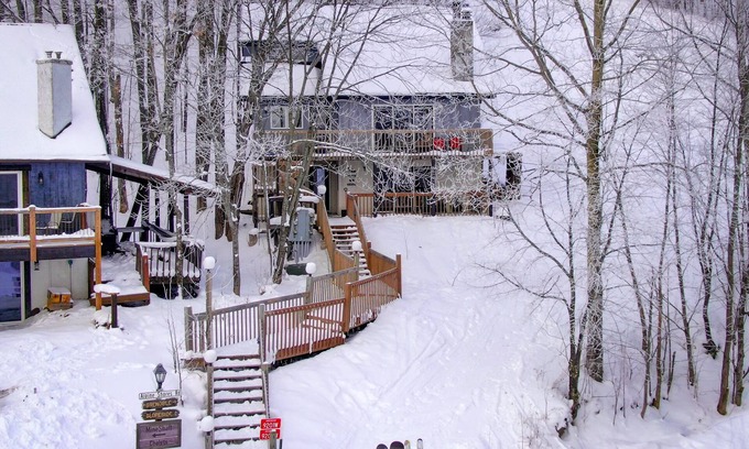 Upson House | Ski-in ski-out 1 Bdrm Chalet w sauna on slopes & lake - sleeps 2
