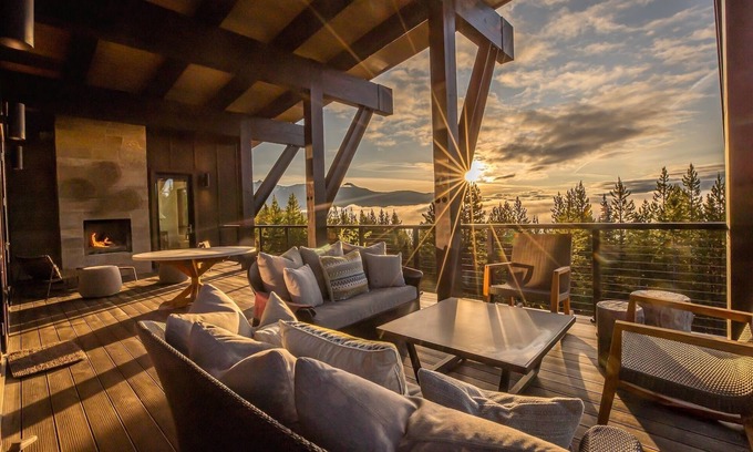 Spanish Peaks Cabin | Ski-in/Ski-out Cabin with private Hot Tub, Heated Garage, and a Fireplace on the Deck!