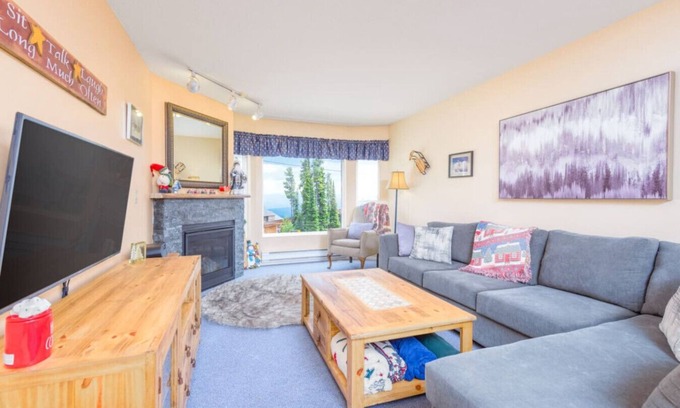 Big White Ski Resort Apartment | Ski-In/Ski-Out Family Condo with outdoor pool