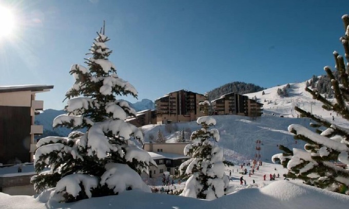 Auris Apartment | Ski-in/ski-out & foot of the slopes, 2nd floor, view panoramic, balcony, tv, ski locker, 40m²