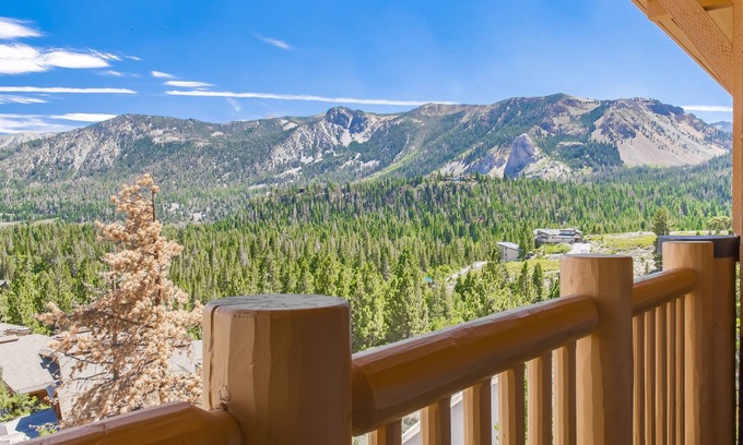 Mammoth Lakes Condo | Ski-in Ski-Out Great Views Extra Large Living Room Top Floor Two Balconies