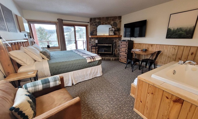 Lutsen Condo | Ski-In/Ski-Out Lutsen Mnt Condo w/Whirlpool, Fireplace, Resort Pool, & Hot Tub