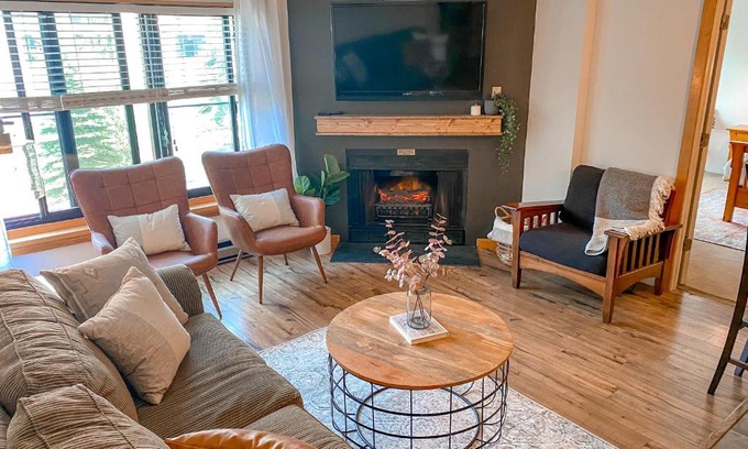 Snowshoe Apartment | Ski-In Ski-out Luxury Condo with Hot Tub and pools