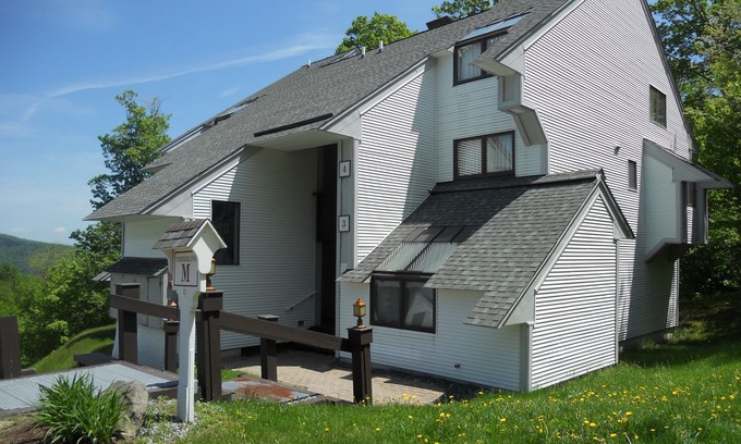 Central Vermont- Killington Apartment | Ski In/Ski Out our beautifully renovated Killington Condo on Sundog Trail