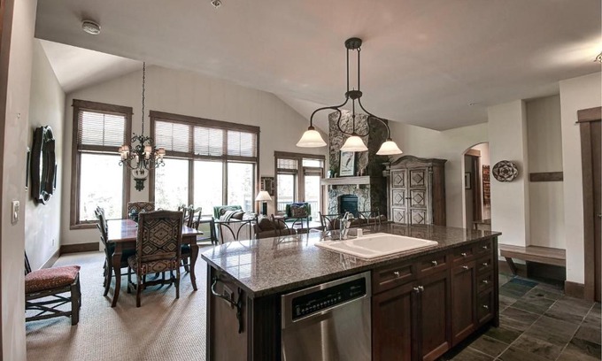 River Run House | Ski In - Ski Out Penthouse with Balcony Hot Tub Pool
