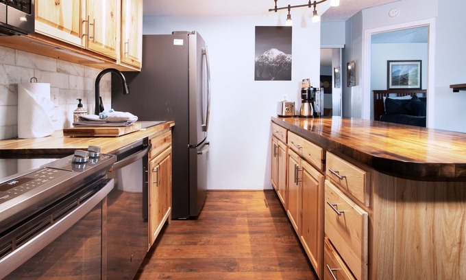 Peak 9 Condo | Ski In - Ski Out. Perfect Location. Hot Tub. Pool.