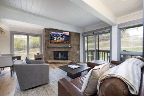 Snowmass Village Apartment | Ski-In Ski-Out Snowmass 2BR Condo with Hot Tub