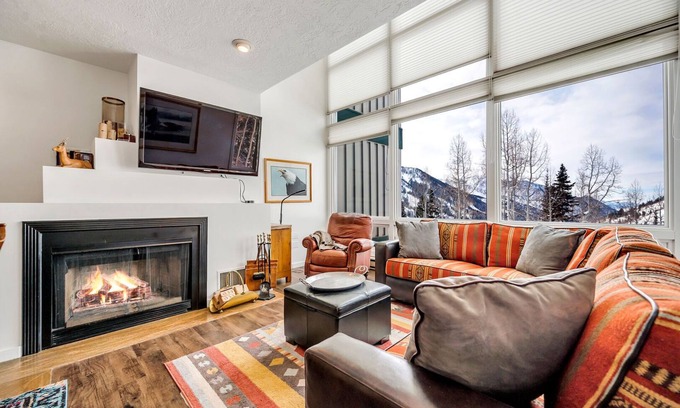 Salt Lake Mountain Resorts Condo | Ski in/Ski Out to Snowbird in Charming Condominium with Open Loft and Fireplace