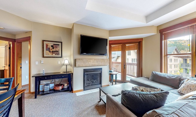 Copper Mountain Condo | Ski-In/Ski-Out Modern Condo with Shared Hot Tub & Sauna - Views of the Village