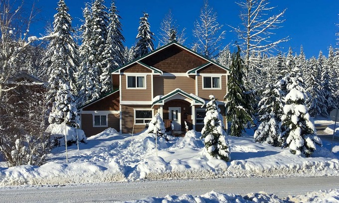Hyak Cabin | Ski-in/ski-out home with fireplace & 2-car garage - dog-friendly