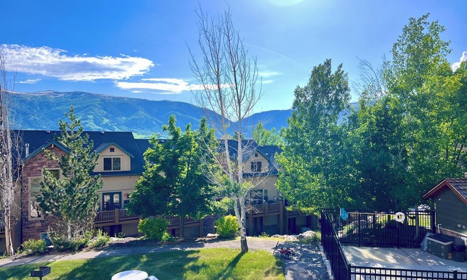 Eden Condo | Ski & Lake Family Mountain Condo Getaway! Steps to hot tub, pool & game room
