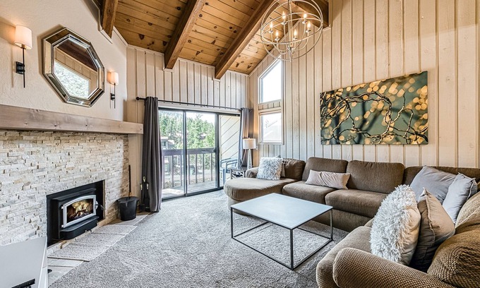 Mammoth Lakes Condo | Ski & mountain-view condo with pool & hot tub - near ski slopes