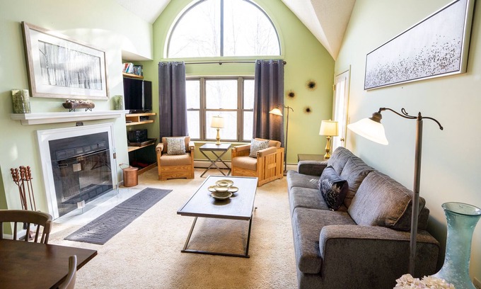 Ludlow Condo | SKI-ON/SKI-OFF Okemo On Mountain Spacious Getaway ⛷ hot tubs, pool, fireplace