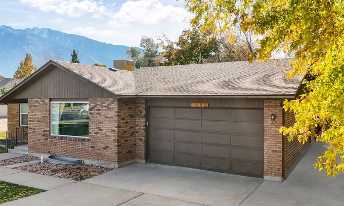 Sandy House | Ski Resort Comfy Vacation Home Minutes from Top Ski Resorts in Utah