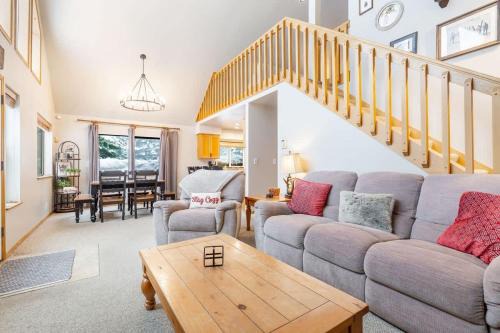 Snoqualmie Pass House | Ski & Snowboard Games Hiking Trails