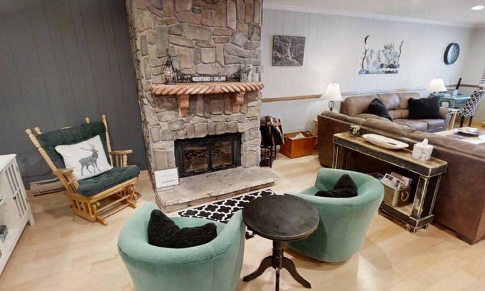 Red River Condo | Ski View 11 -In Town - On Main Street - End Unit - WiFi - Cable -Xbox 360 - Wood