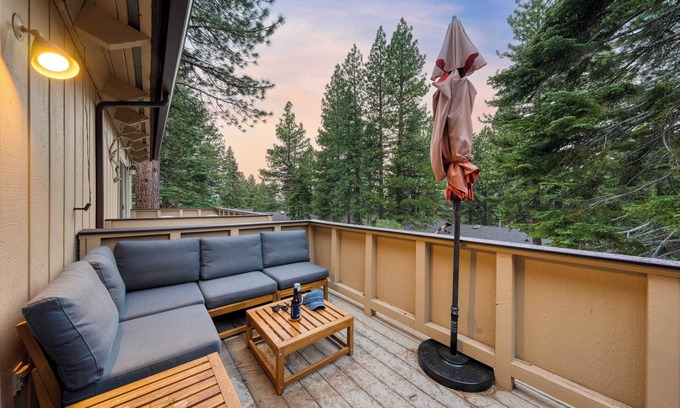 Incline Village Cottage | Ski Way by Avantstay Cozy Tahoe Home w/Fireplace & Balcony