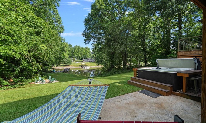 Sherrills Ford House | Skippin' Stones by SoCharm | Peaceful Lake Norman Getaway w Hot Tub!