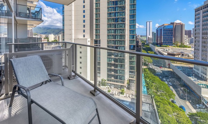 Ala Moana Condo | Sky Ala Moana #1701: Modern 2BR Condo w/Ocean Views & Resort Amenities