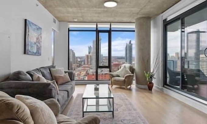 Connaught Apartment | "Sky Cabin" | UG Parking | AC | Mins to Saddledome