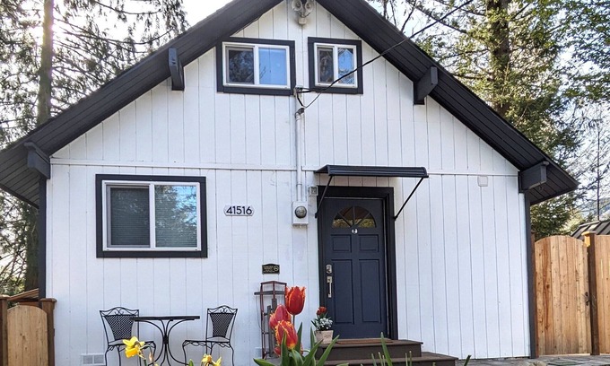 May Creek Cabin | Sky Creek Cabin; fire pit, mountain views, and hot tub under the stars.