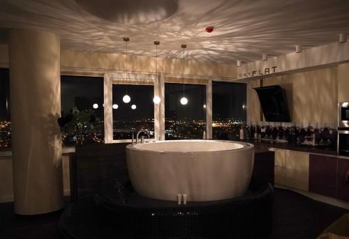 Klaipeda Apartment | sky FLAT jacuzzi sauna 27 FLOOR