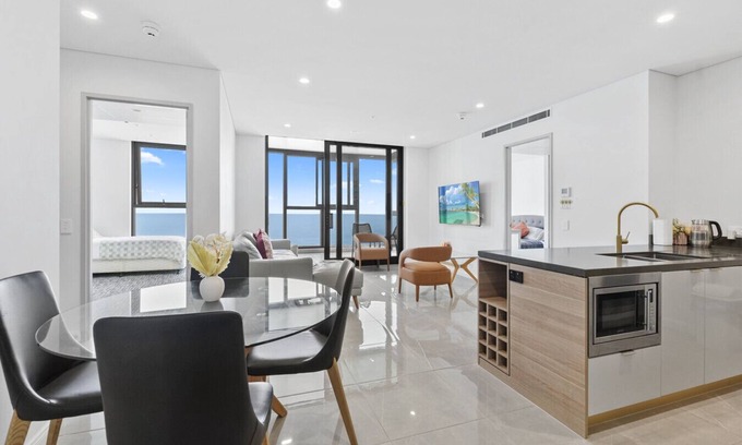 Surfers Paradise Apartment | Sky-High Suit with Ocean Views